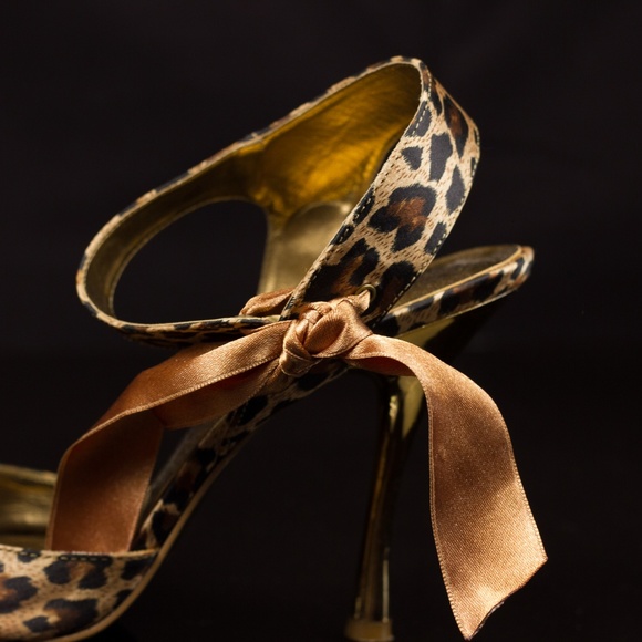 BAKERS LEOPARD HEELS. - Picture 2 of 6